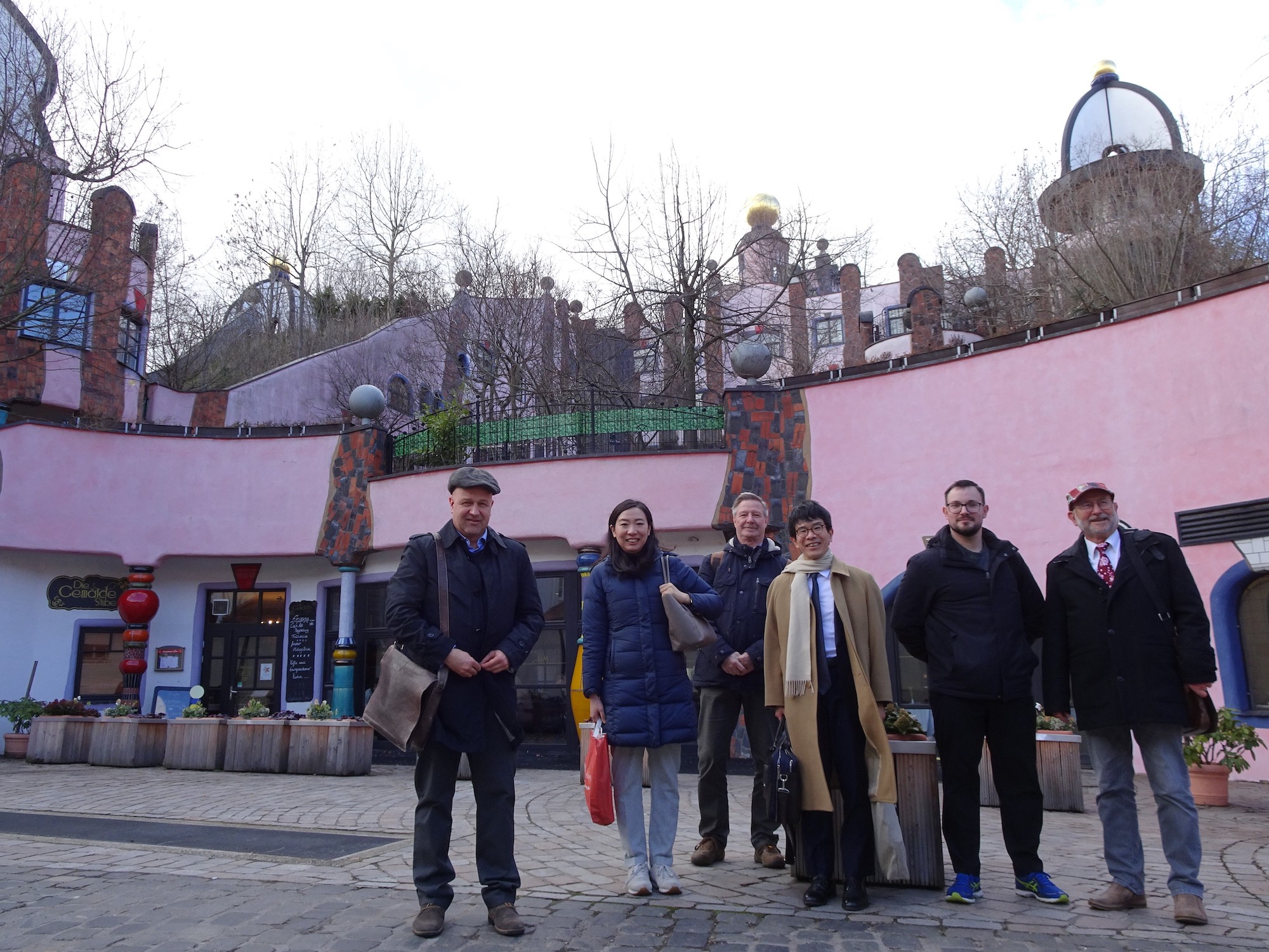 DSC04444_Besucher der Botschaft vor dem Hundertwasserhaus