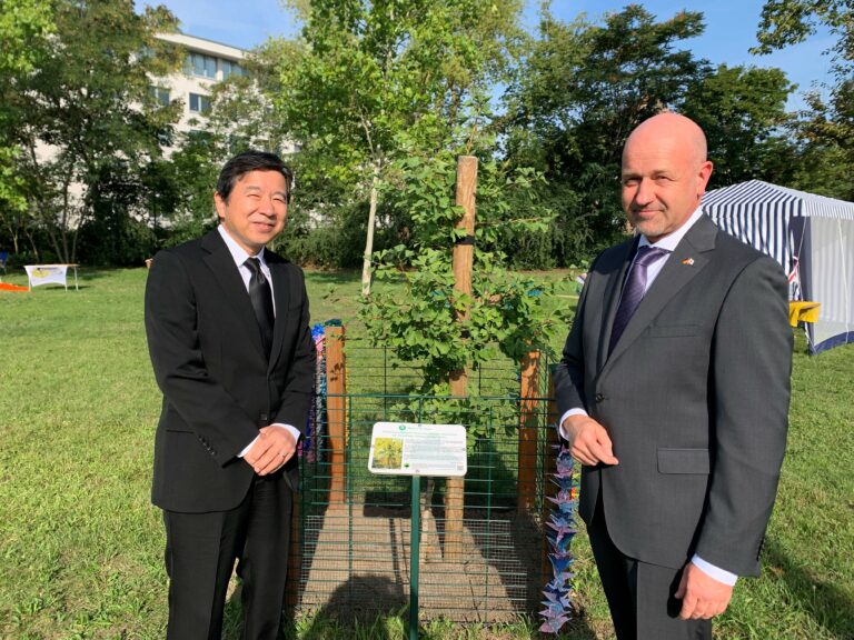 9_Gesandter Kunihiko Kawazu mit Tim Schneider am Hiroshima-Ginkgo_© Botschaft von Japan